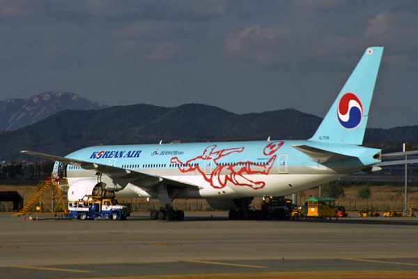 KOREAN AIR BOEING 777 200 ICN RF 1685 33.jpg