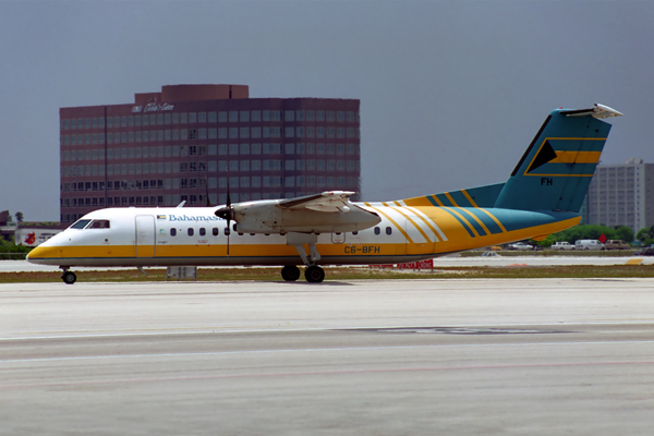 BAHAMASAIR DASH 8 300 MIA RF 905 18.jpg