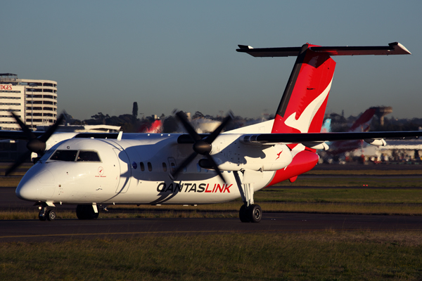 QANTAS LINK DASH 8 300 SYD RF 5K5A0667.jpg