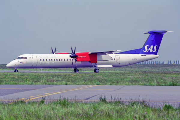 SCANDINAVIAN COMMUTER DASH 8 400 CDG RF 1592  21.jpg