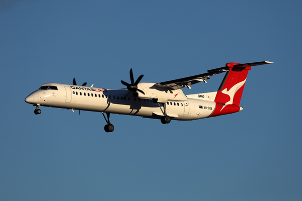 QANTAS LINK DASH 8 400 SYD RF 002A9013.jpg