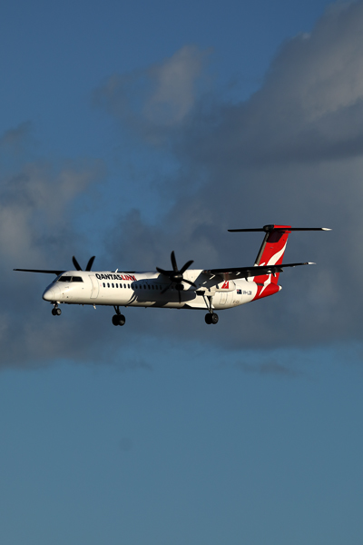 QANTAS LINK DASH 8 400 SYD RF 002A9035.jpg