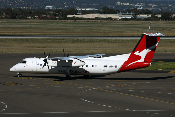 QANTAS LINK DASH 8 300 ADL RF 002A9984.jpg