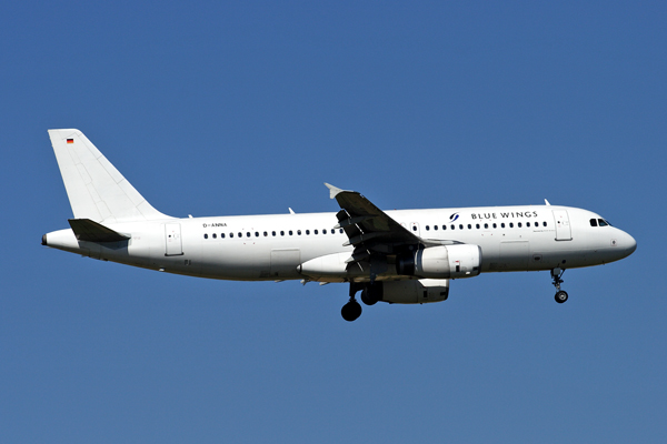 BLUE WINGS AIRBUS A320 ORY RF.jpg