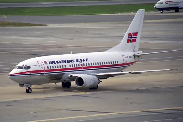 BRAATHENS SAFE BOEING 737 500 LGW RF 1175 21.jpg