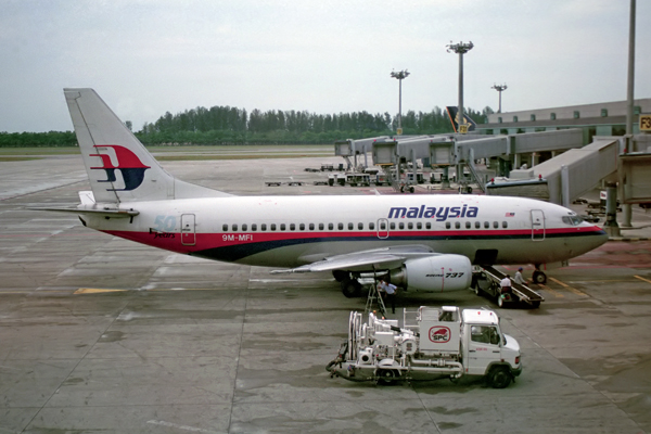 MALAYSIA BOEING 737 500 SIN RF 1146 5.jpg