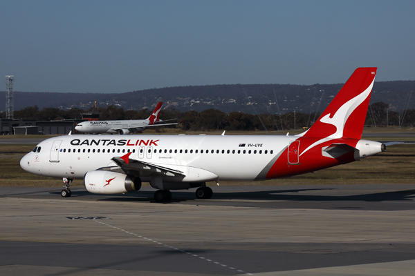 QANTAS LINK AIRBUS A320 PER RF 002A0045.jpg