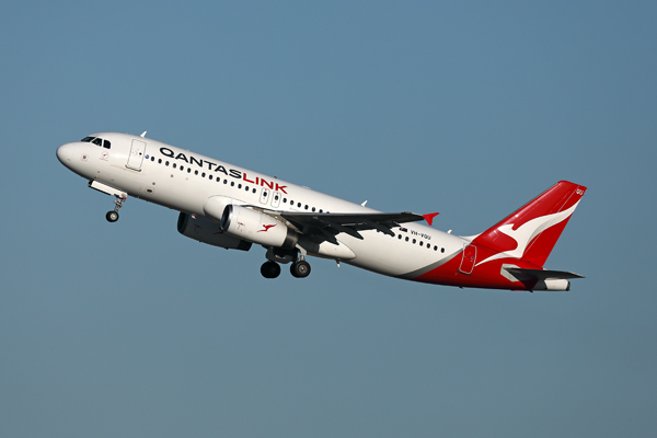 QANTAS LINK AIRBUS A320 PER RF 002A0066.jpg