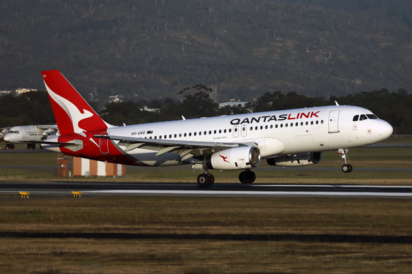 QANTAS LINK AIRBUS A320 PER RF 002A0102.jpg