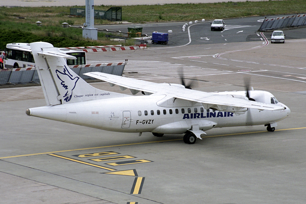 AIRLINAIR ATR42 ORY  RF 1852 32.jpg