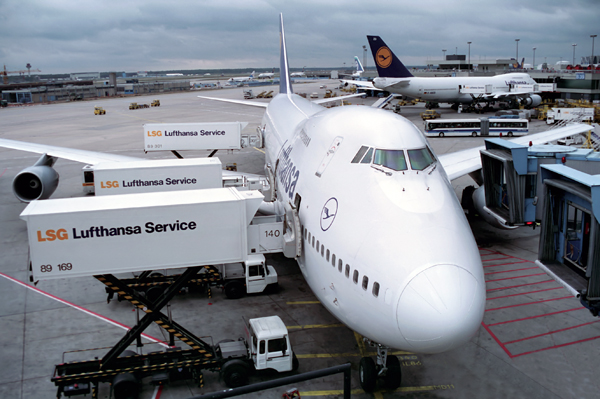 LUFTHANSA BOIENG 747 200 FRA RF 708 35.jpg