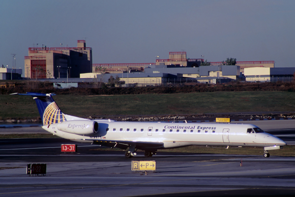 CONTINENTAL EXPRESS EMBRAER 135 LGA RF S4321.jpg