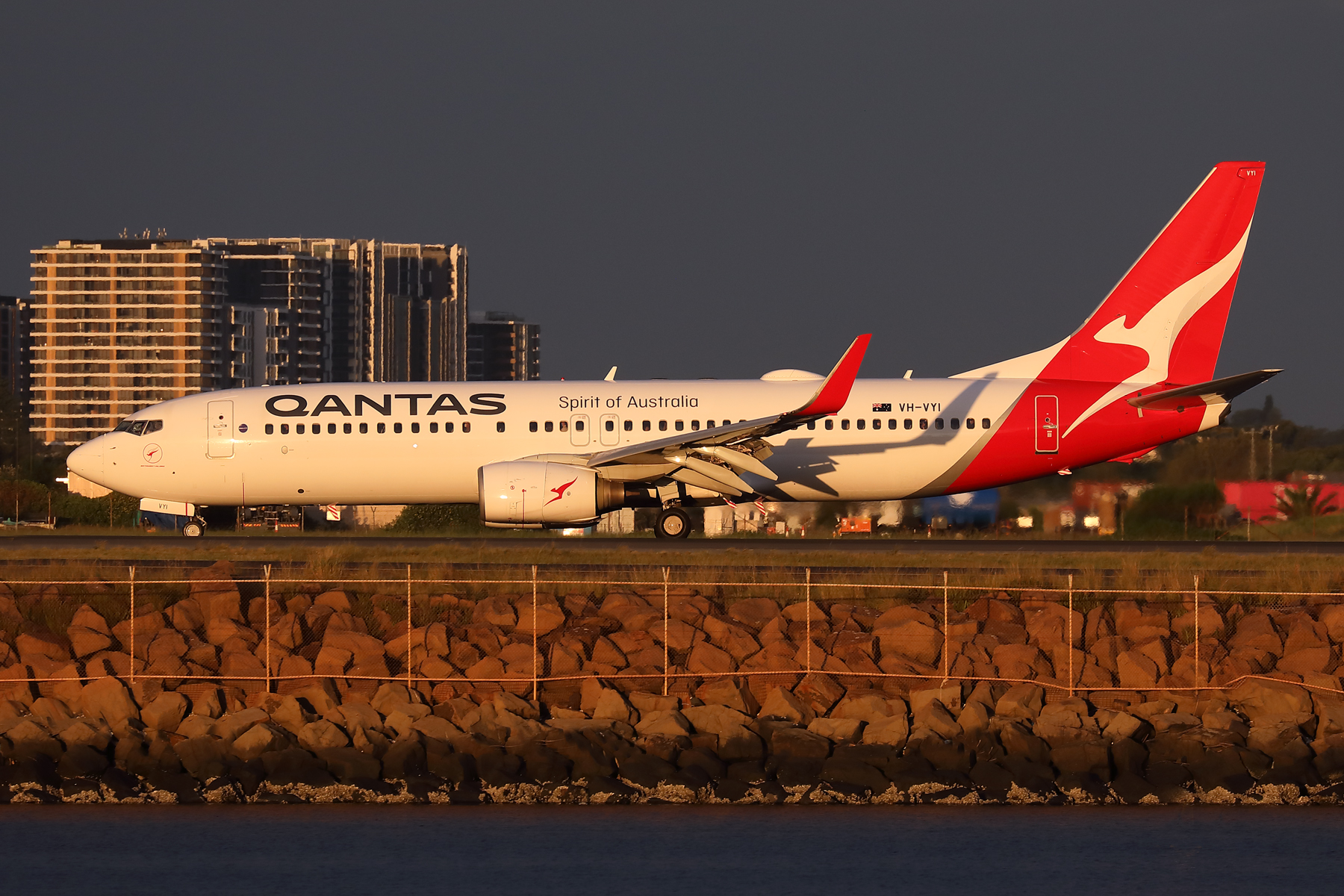 QANTAS BOEING 737 800 SYD RF 002A0505.jpg