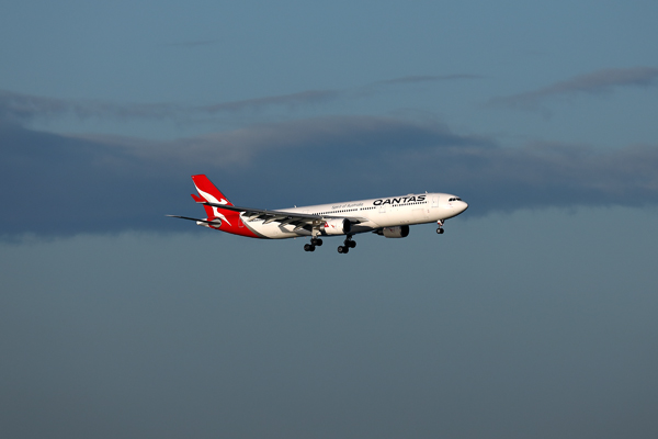 QANTAS AIRBUS A330 SYD RF 002A0934.jpg