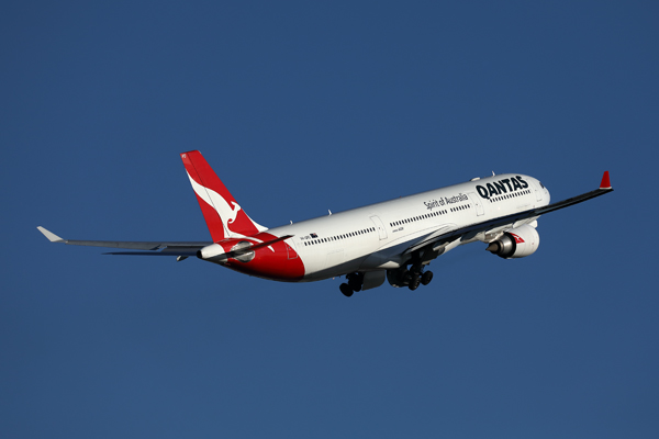 QANTAS AIRBUS A330 300 SYD RF 002A1670.jpg