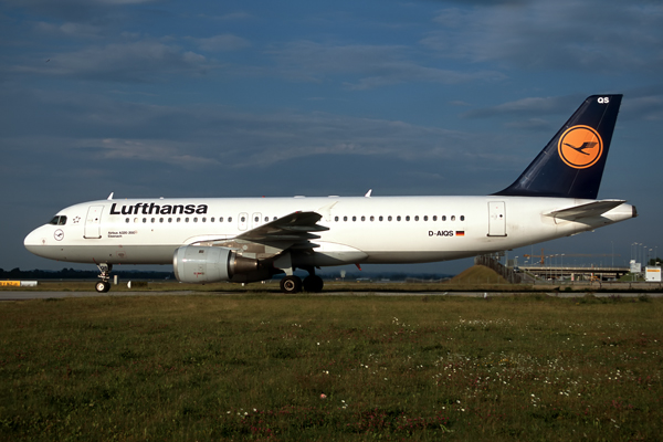 LUFTHANSA AIRBUS A320 MUC RF F.jpg