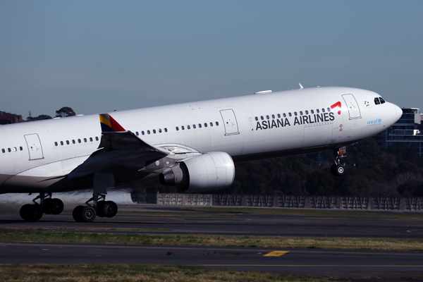 ASIANA AIRLINES AIRBUS A330 300 SYD RF 002A2346.jpg