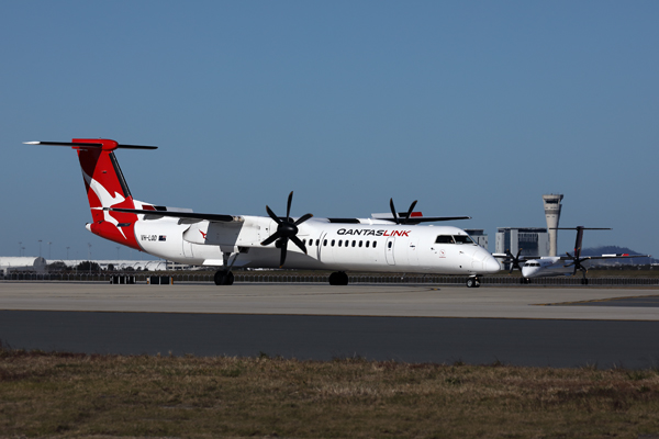 QANTAS LINK DASH 8 BNE RF 002A2200.jpg