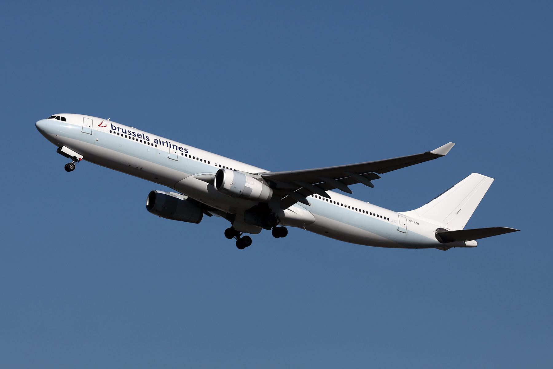 BRUSSELS AIRLINES AIRBUS A330 300 BRU RF 002A4942.jpg