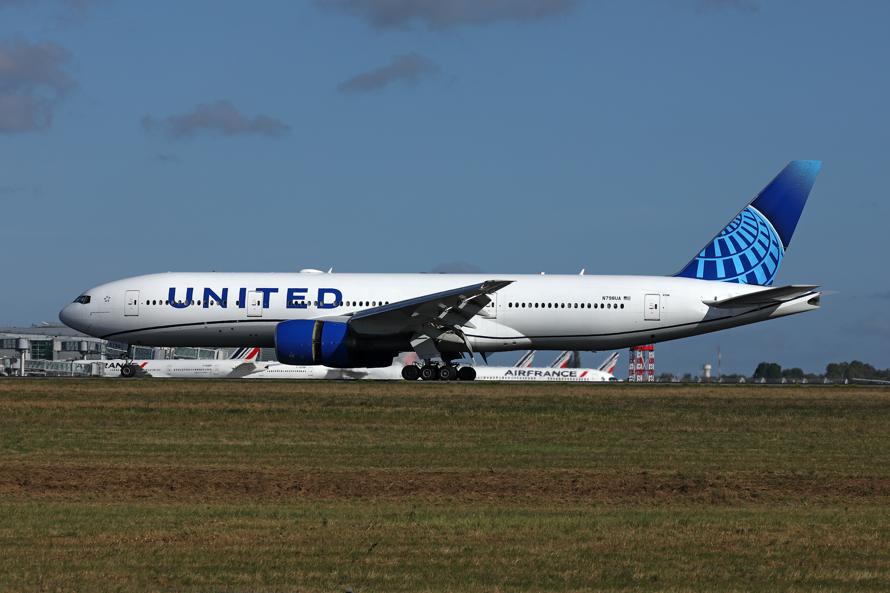 UNITED BOEING 777 200 CDG RF 002A2922.jpg