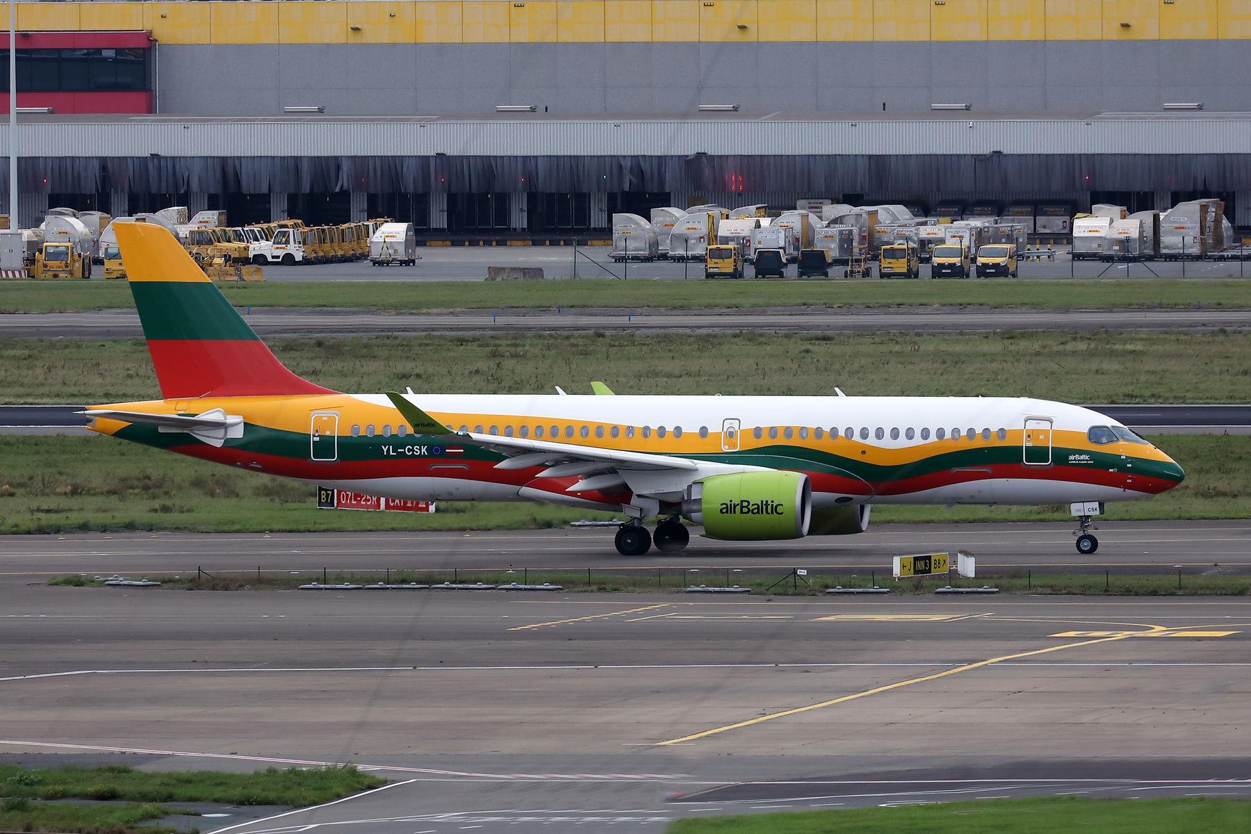AIR BALTIC AIRBUS A220 BRU RF 002A4209.jpg