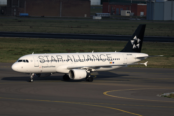 BRUSSELS AIRLINES AIRBUS A320 BRU RF 002A4976.jpg