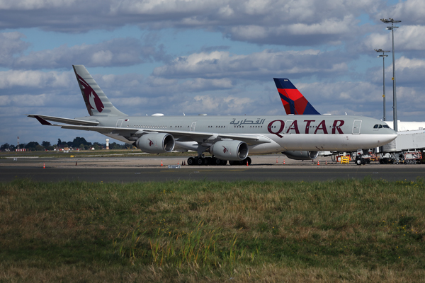 QATAR AIRBUS A340 500 CDG RF 002A3241.jpg