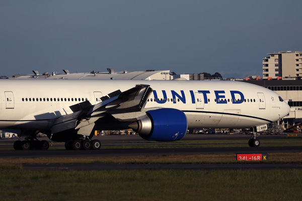 UNITED BOEING 777 300 SYD RF 002A2594.jpg