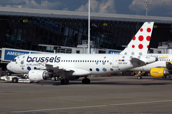 BRUSSELS AIRLINES AIRBUS A320 BRU RF 002A4784.jpg