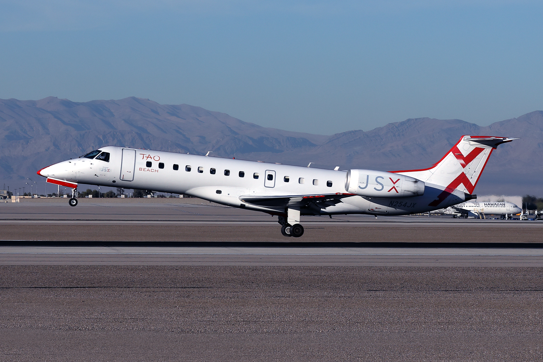 JSX EMBRAER 135 LAS RF 002A5853.jpg