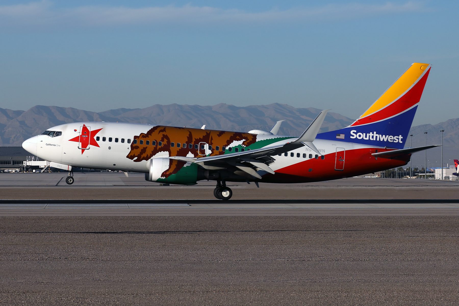 SOUTHWEST BOEING 737 700 LAS RF 002A5863.jpg