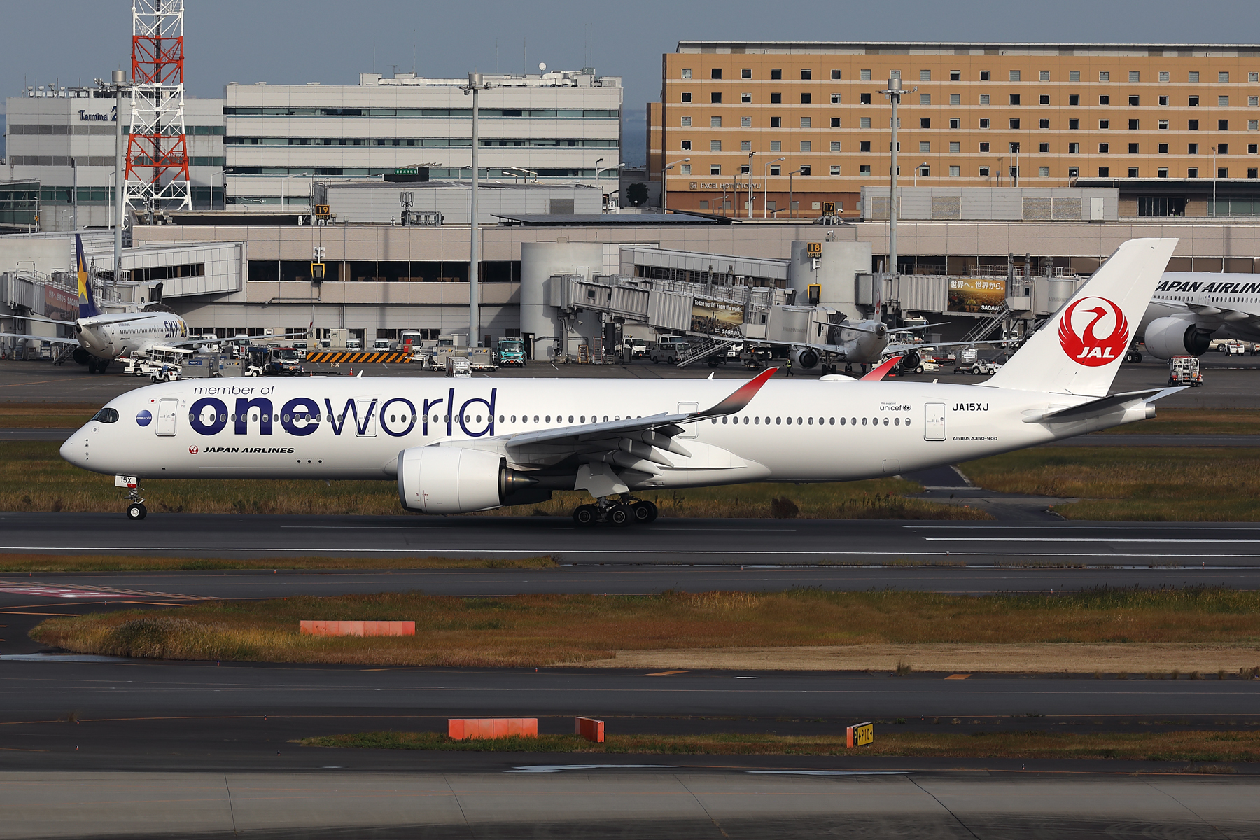 JAPAN AIRLINES AIRBUS A350 900 HND RF 002A6534.jpg