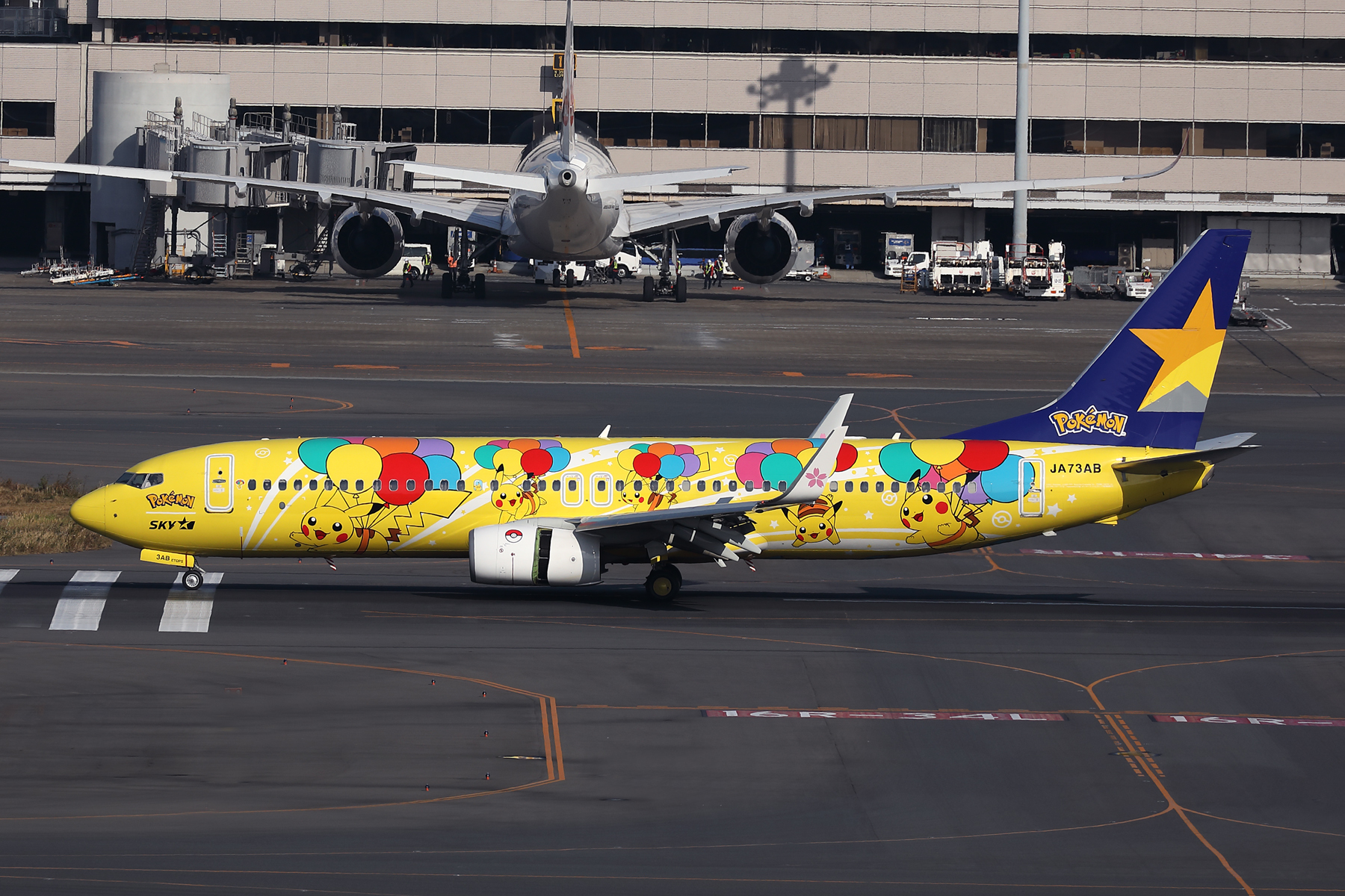 SKYMARK BOEING 737 800 HND RF 002A6517.jpg