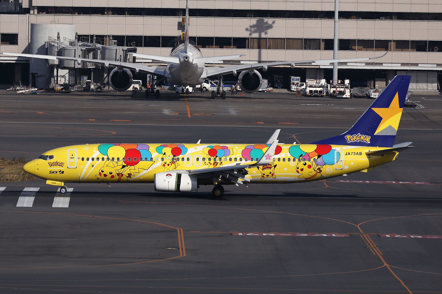 SKYMARK BOEING 737 800 HND RF 002A6517.jpg