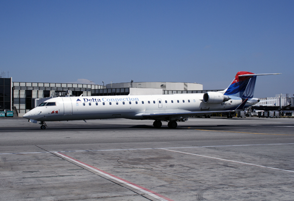 DELTA CONNECTION ASA CANADAIR CRJ700 LAX RF.jpg