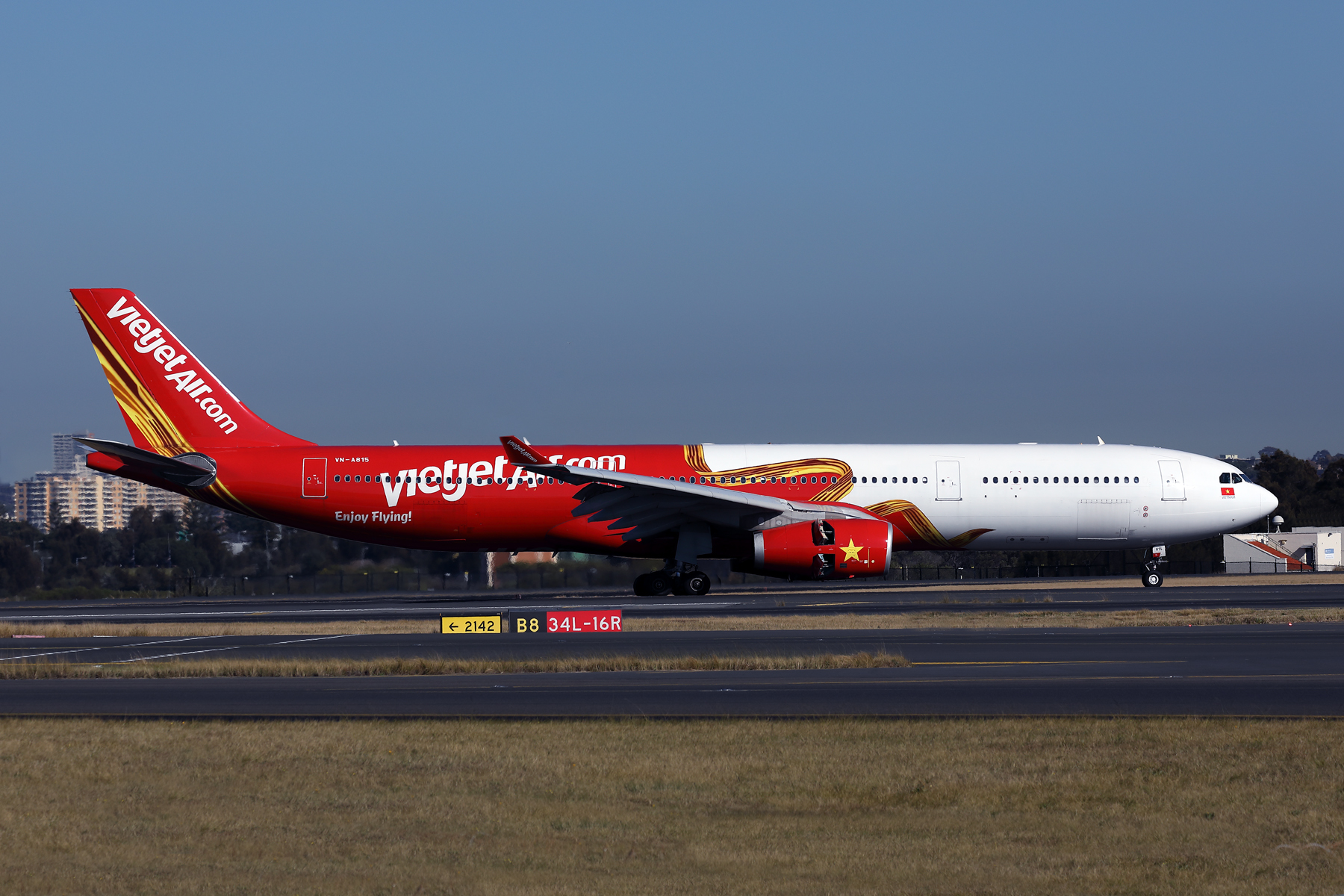 VIETJET AIR AIRBUS A330 300 SYD RF 002A9252.jpg