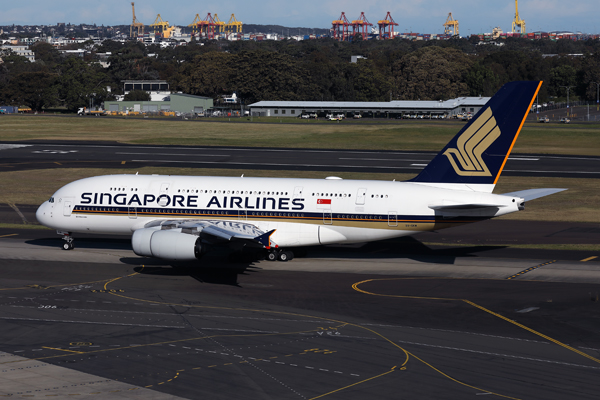SINGAPORE AIRLINES AIRBUS A380 SYD RF 002A0132.jpg