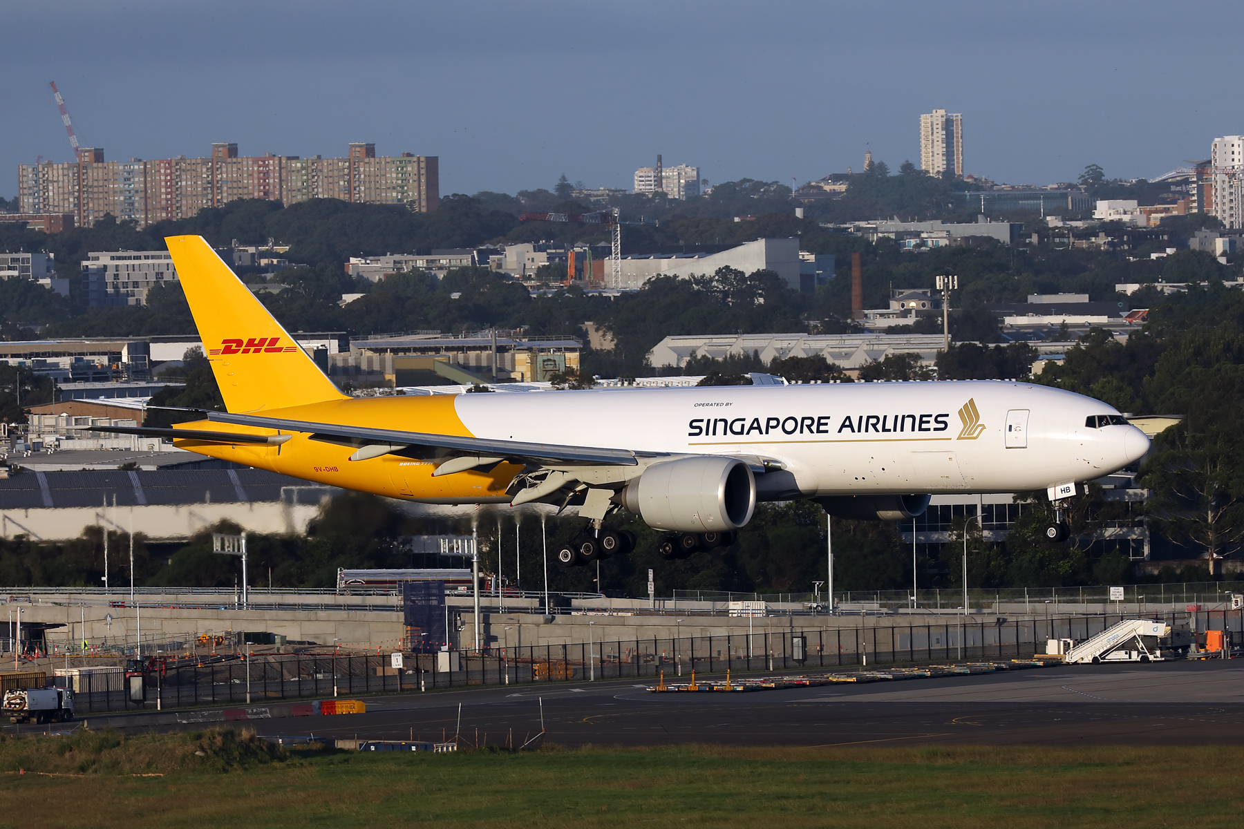 SINGAPORE AIRLINES DHL BOEING 777F SYD RF 002A0550.jpg