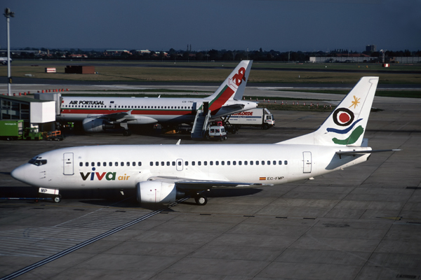 0436 VIVA BOEING 737 300 LHR RF EC-FMP K.jpg