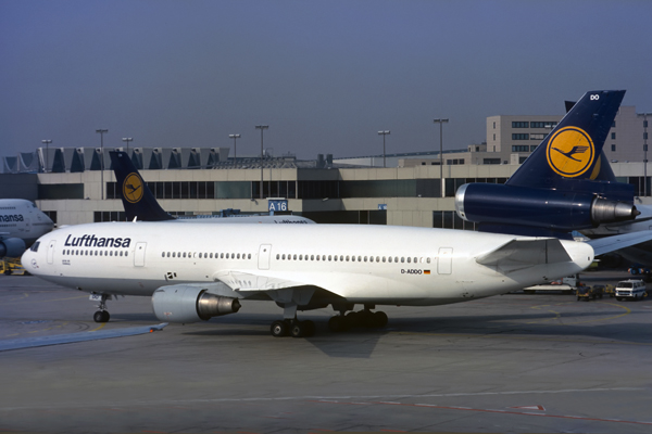 0437 LUFTHANSA DC10 30 FRA RF D-ADDO F.jpg