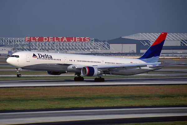 DELTA BOEING 767 400 N831MH F.jpg