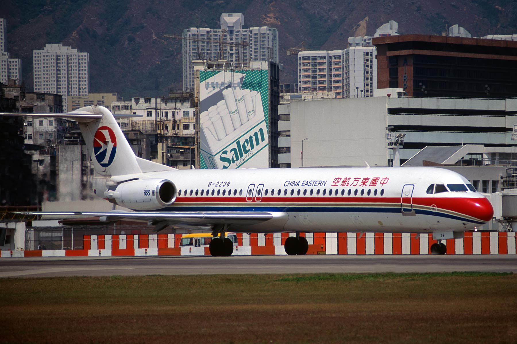 CHINA EASTERN FOKKER 100 HKG RF F.jpg
