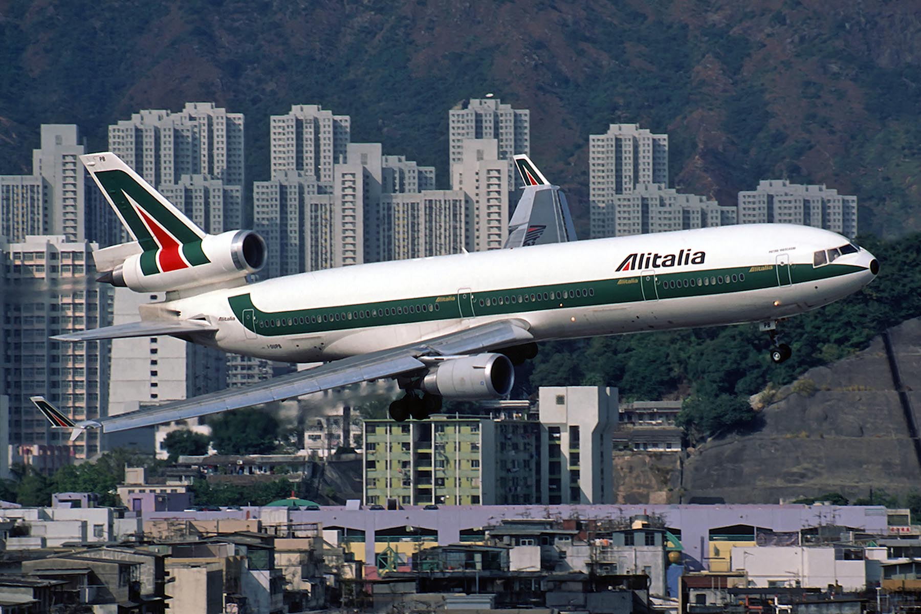 ALITALIA MD11 HKG RF F2.jpg