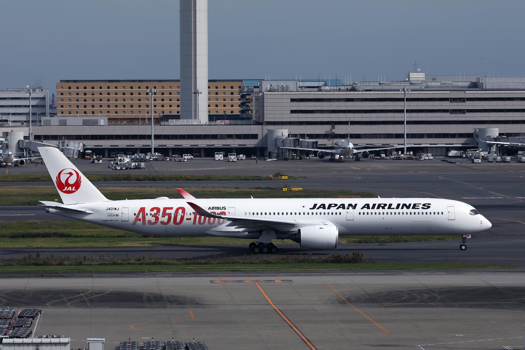 JAPAN AIRLINES AIRBUS A350 1000 HND RF 002A4838.jpg