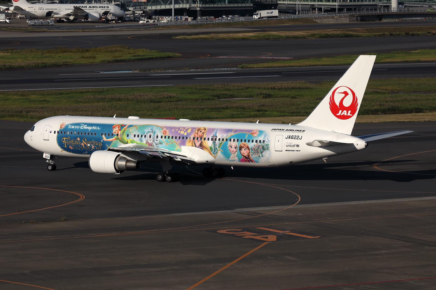 JAPAN AIRLINES BOEING 767 300 HND RF 002A4780.jpg