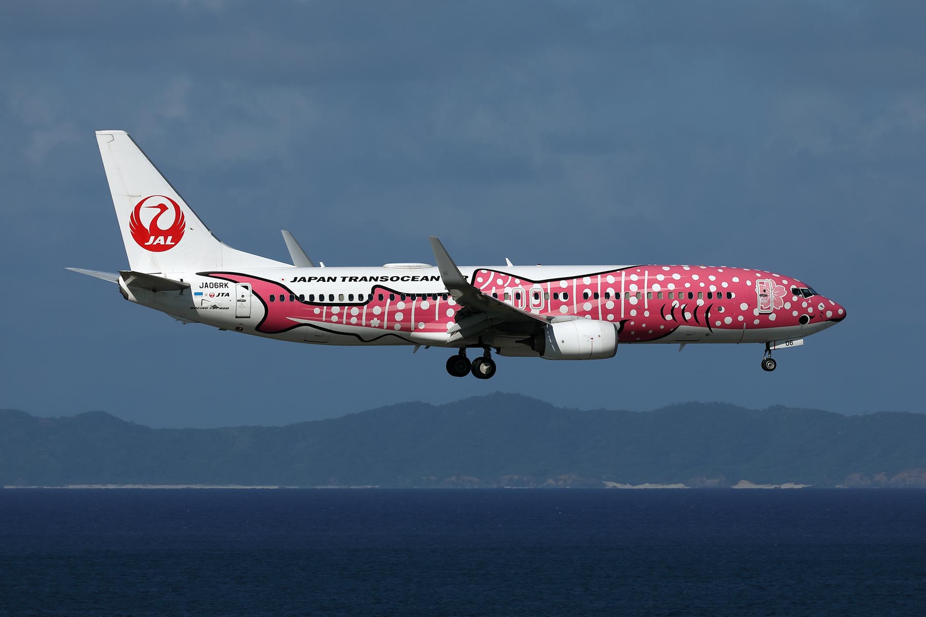 JAPAN TRANS OCEAN AIR BOEING 737 800 OKA RF 002A4427.jpg