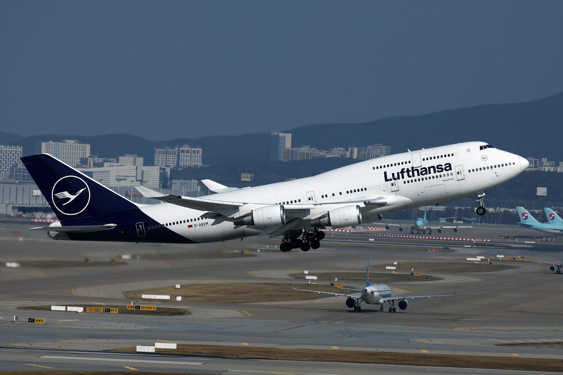 LUFTHANSA BOEING 747 400 ICN RF 002A5042.jpg