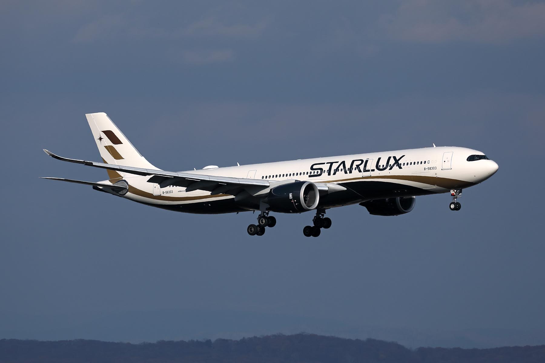 STARLUX AIRBUS A330 900 NEO CTS RF 002A4712.jpg