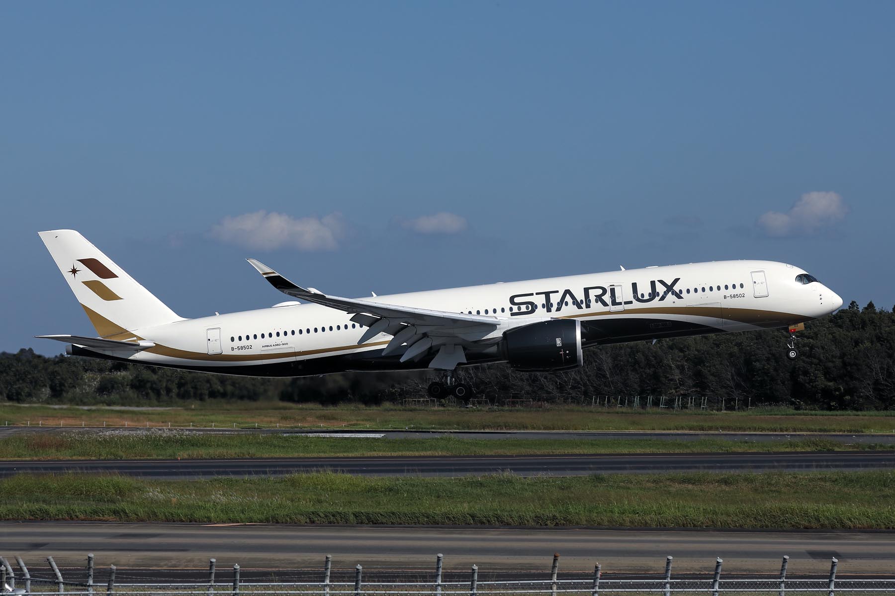 STARLUX AIRBUS A350 900 NRT RF 002A5219.jpg