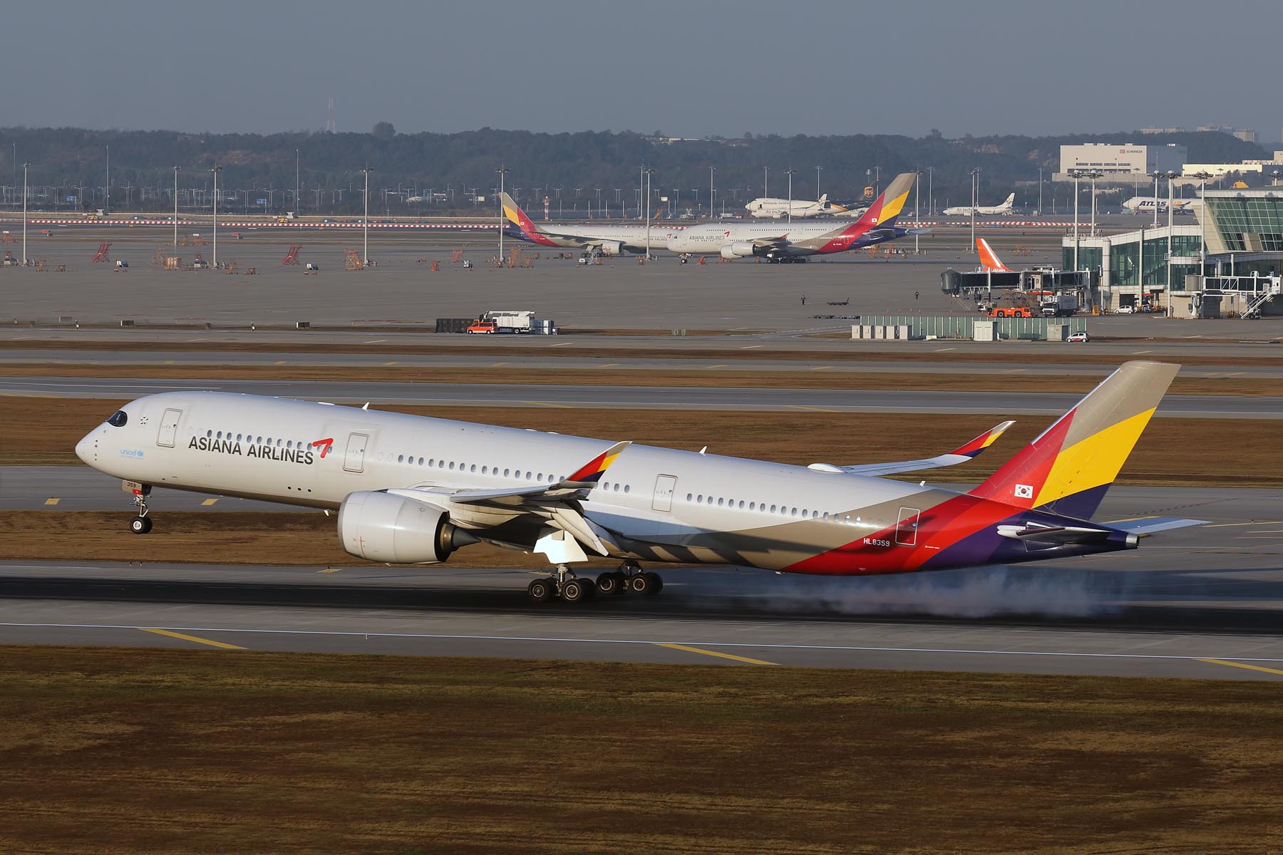 ASIANA AIRBUS A350 900 ICN RF 002A4143.jpg